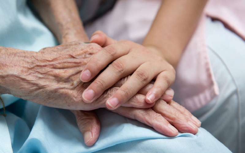 Din ce surse alflă moldovenii despre îngrijirea paliativă. Aproape jumătate nu știu că au dreptul absolut gratuit la servicii complete și decente în ultimele luni de viață