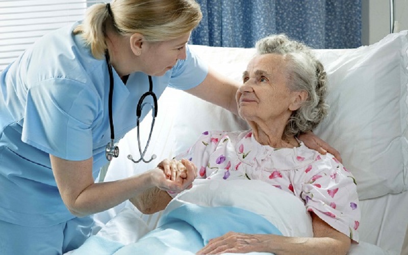 Statistici// Îngrijirea paliativă de bază versus specializată. Unde se simte pacientul mai în siguranță