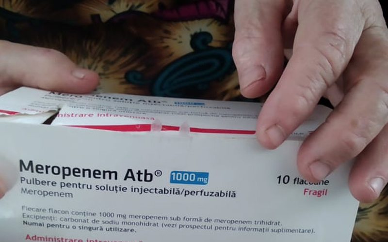 «Деньги принесли в хирургической перчатке и оставили на пороге». В Единцах жизнь стоит 8000 леев — чтобы выжить, больные COVID-19 сами покупают антибиотики