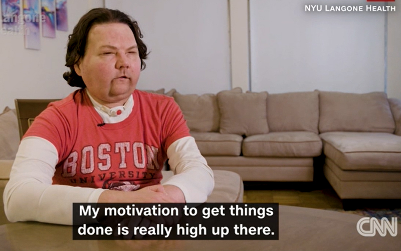 Primul transplant de față și mâini din lume oferă unui pacient o a doua șansă la viață