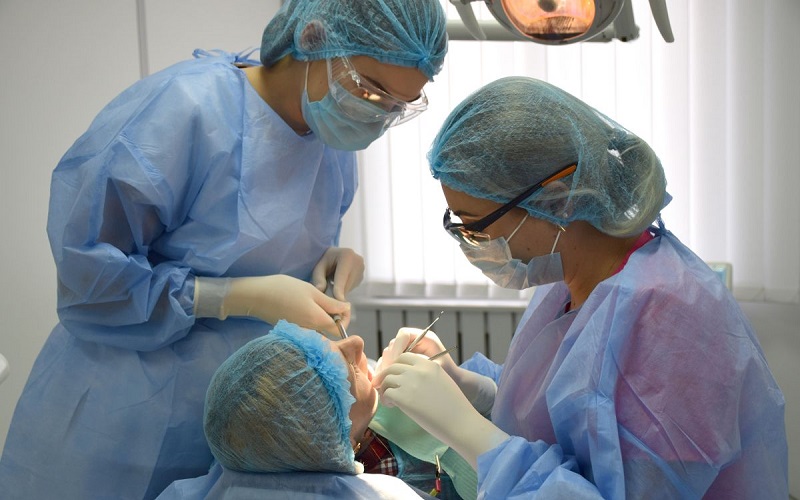 Un fals stomatolog moldovean, trimis în judecată pentru că a practicat medicina fără drept 