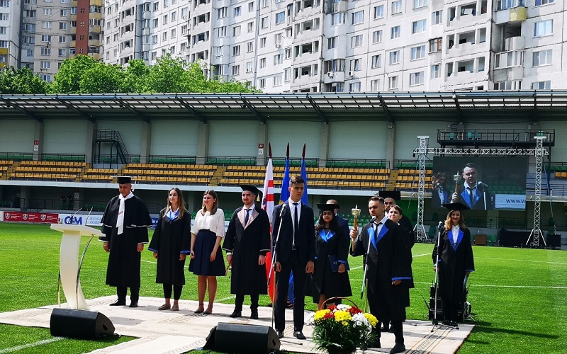 „Au rămas în urmă nopțile nedormite și emoțiile din ajunul examenelor”. Aproape o mie de studenți ai Universității de Medicină au spus adio anilor de studenție