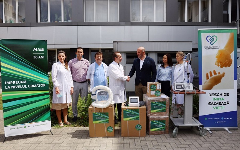  „E inutil să investești în tehnologii bancare, dacă nu investești în oameni”. MAIB a donat echipamente în valoare de 1 milion de lei pentru secția ATI a Institutului de Medicină Urgentă (P)
