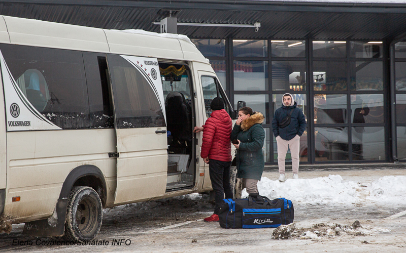 Valul 5. Omicron în Moldova. Oamenii își șterg nasul cu mâna, cu aceeași mână scot bancnotele din portmoneu, le transmit casieriței, tot cu ea transmit biletul șoferului