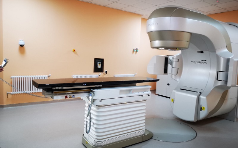 După mai bine de doi ani de așteptare, pacienții oncologici din Moldova vor putea face radioterapie cu echipament modern. Institutul Oncologic a dat în exploatare acceleratorul liniar 
