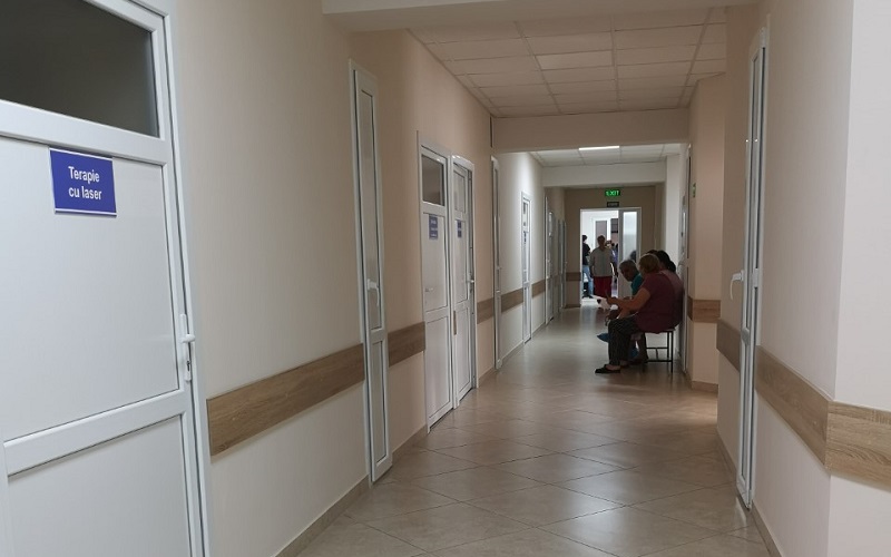 „Cu bani orice stomatolog îți scoate dinții”. Mărturii ale persoanelor care suferă de o boală infecțioasă cronică privind accesul la serviciile medicale de bază și specializate, în pandemia Covid-19