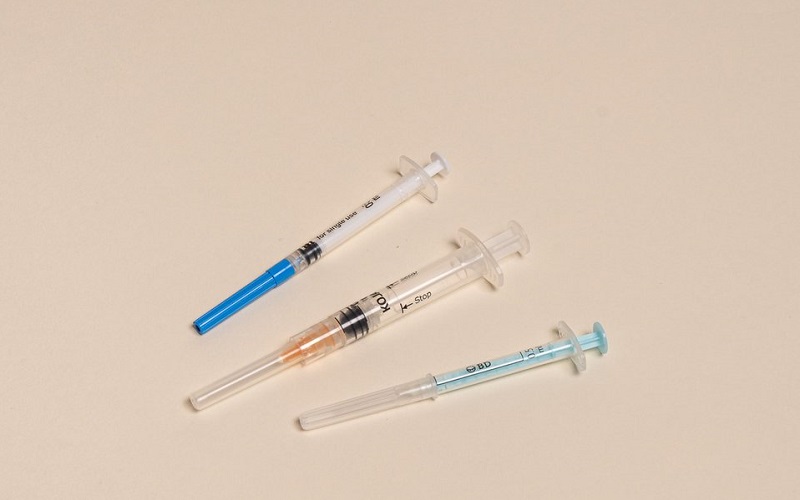 Efectele neașteptate ale pandemiei: țările cu venituri mici vor suferi o criză a seringilor. Riscurile sunt enorme