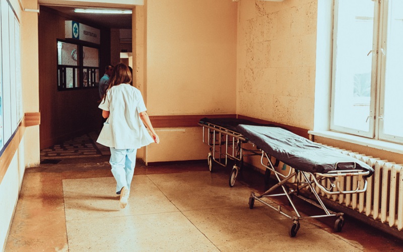 Malpraxis/ După 5 ani de procese, o femeie care a rămas fără ovare, trompe uterine și uter va primi desăgubiri morale de 800.000 de lei de la Spitalul Sf. Arhanghel Mihail