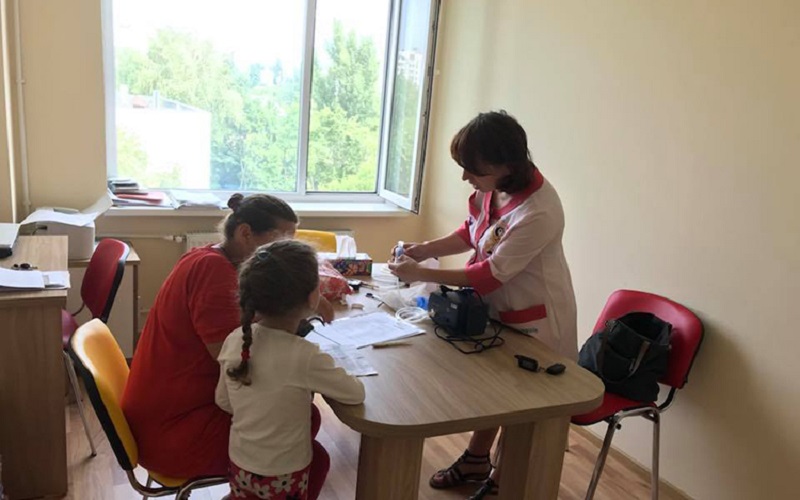 Ping pong cu copiii bolnavi de fibroză chistică. Părinții cer compensarea unui preparat care le-ar îmbunătăți pacienților viața, iar autoritățile spun că medicamentul e prea scump ca să-l ofere gratis