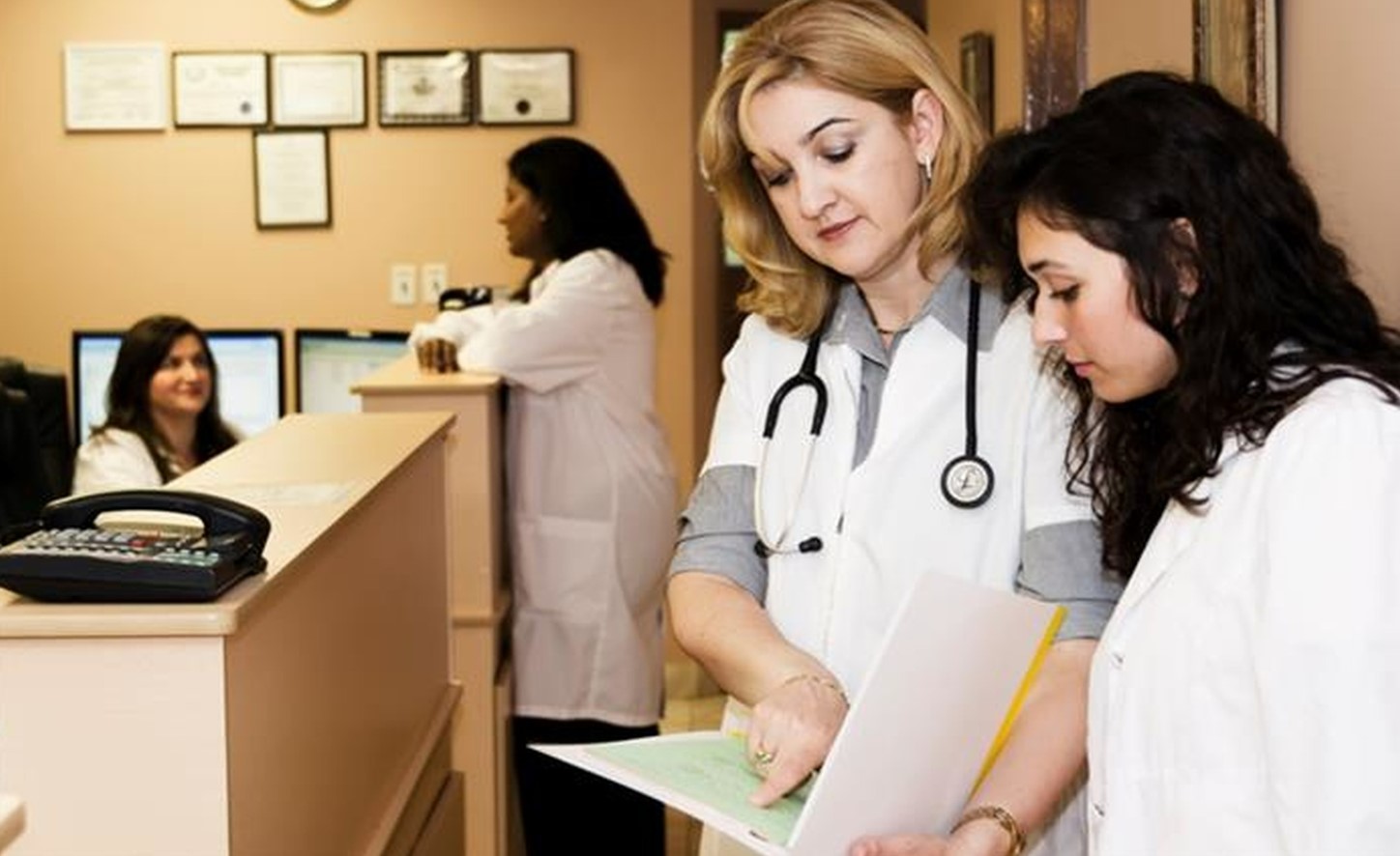 Guvernul a majorat salariile în medicină cu zece la sută. Sindicatele: Este nevoie de cel puțin 30 la sută pentru a acoperi inflația