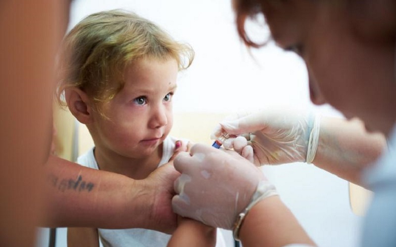 EMA: Vaccinurile Comirnaty și Spikevax pot fi administrate și în Europa copiilor de la vârsta de 6 luni. Ce argumente au stat la baza deciziei