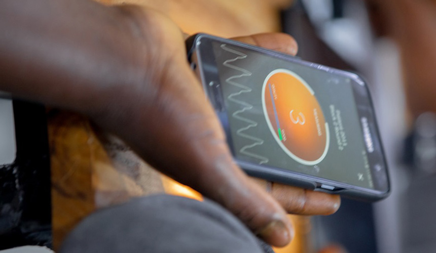 Inovație medicală: Gravidele își vor monitoriza tensiunea arterială cu ajutorul smartphone-ului 