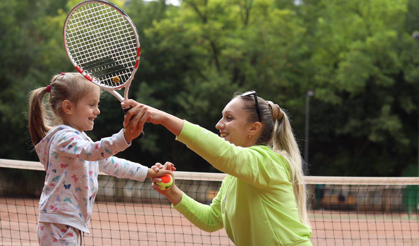 VIDEO//De ce ar trebui copiii să practice tenisul de camp? Beneficii pentru dezvoltarea lor