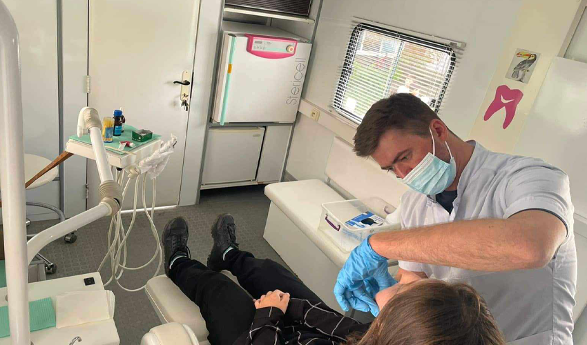 Accestul copiilor din Moldova la stomatolog este în creștere, dar nu peste tot. Cine sunt dezavantajații 