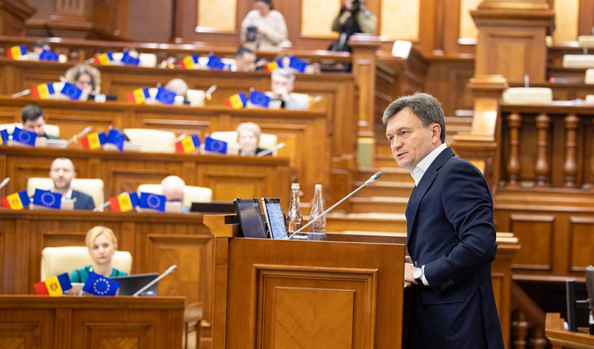 Ce „fumează” Guvernul Recean? Executivul execută ordine ale unui gigant mondial în industria tutunului, fără să țină cont de lege 