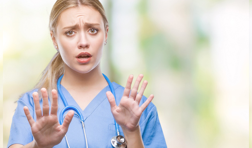 Un alt lucrător medical agresat în timpul serviciului. O felceră a fost lovită cu pumnul în față