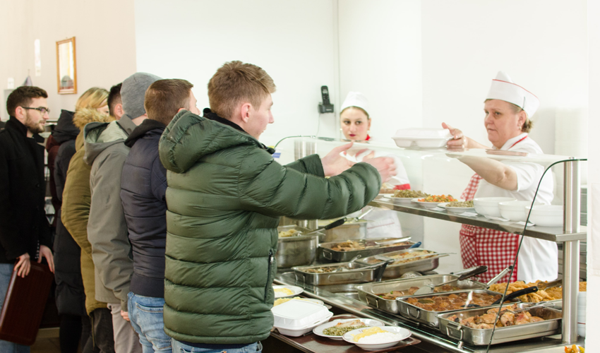 Toxiinfecție alimentară în grup la un liceu din Capitală. 65 de elevi s-au intoxicat, 20 au fost internați, iar unul se află în terapie intensivă