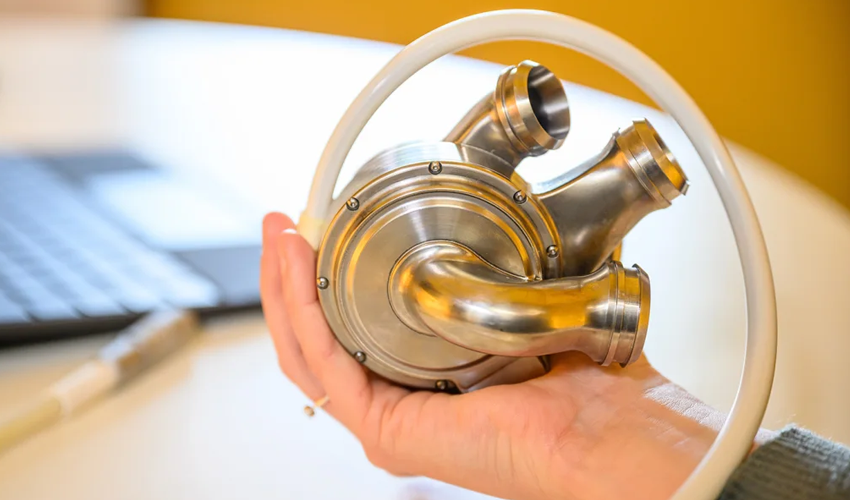 Un bărbat a supraviețuit 100 de zile cu o inimă artificială înainte de a beneficia de un transplant 