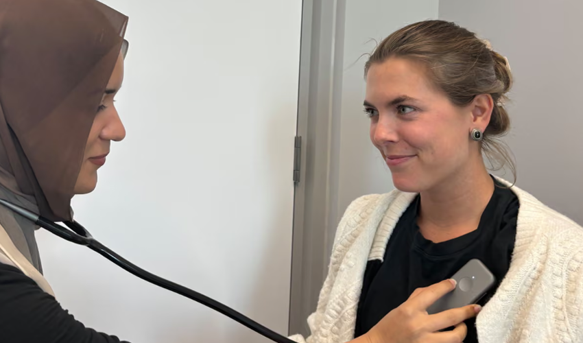 Stetoscop cu inteligență artificială, capabil să depisteze afecțiuni cardiace grave în doar 15 secunde