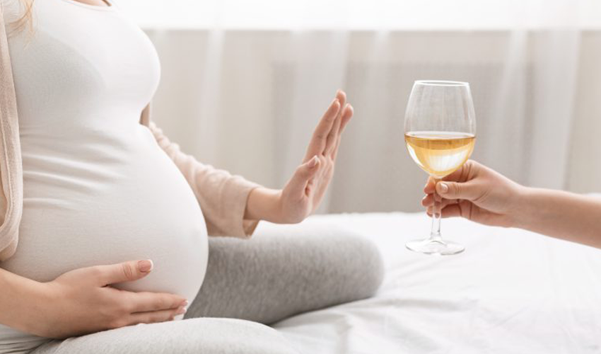 Medicii avertizează: „Gravidele care consumă alcool pun în pericol dezvoltarea normală a copilului”
