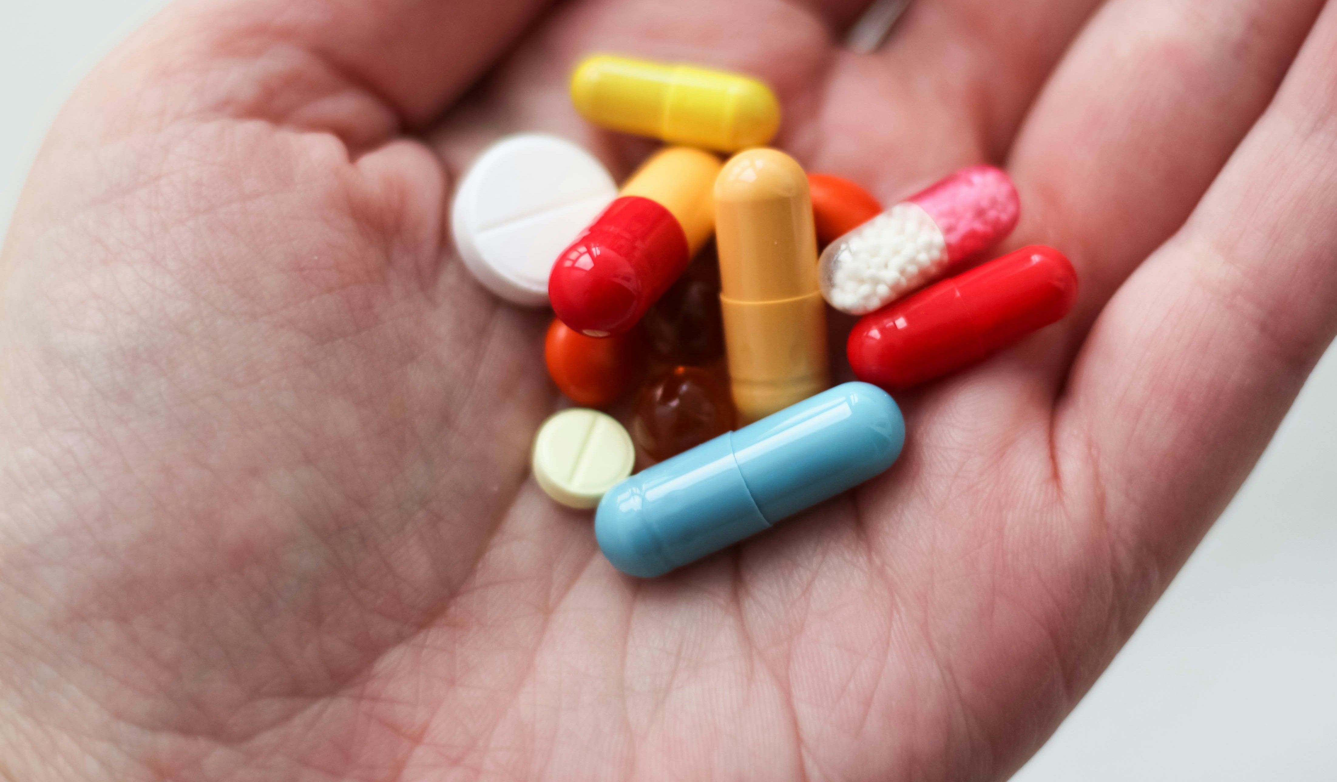 Lupta cu bacteriile se complică, medicii combina antibiotice pentru a salva pacienți