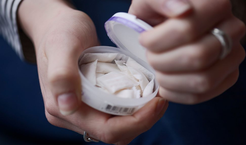 Pliculețele cu nicotină: ce spune și ce nu spune mass-media din Republica Moldova