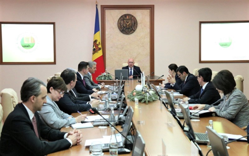 Guvernul Filip, laude la 2 ani de mandat: „Tinerii doctori sunt motivați să lucreze la sate, iar medicii au parte de aprecierea pe care o merită - venituri cu 20 la sută mai mari”