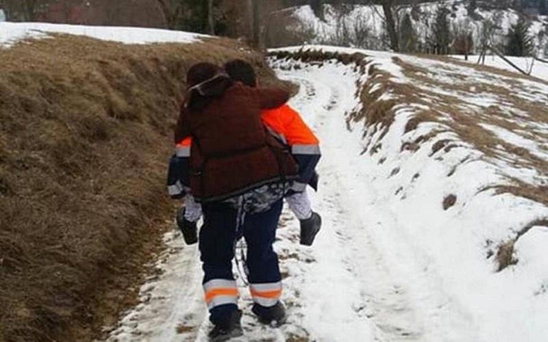 Caz scandalos. Un medic și o asistentă de pe Ambulanță riscă sancțiuni, după ce au decis să care o bătrână în spate, ca să o ducă mai repede la spital