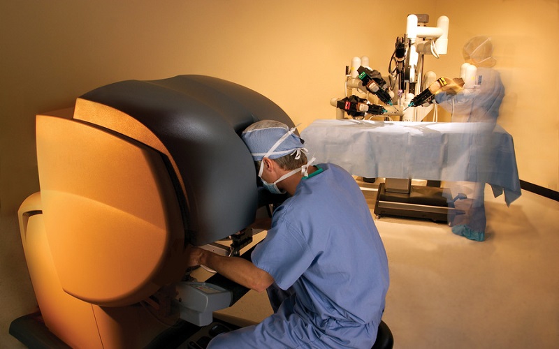 V-ați lăsa operat de un robot? Ce beneficii au pacienții care au acceptat 