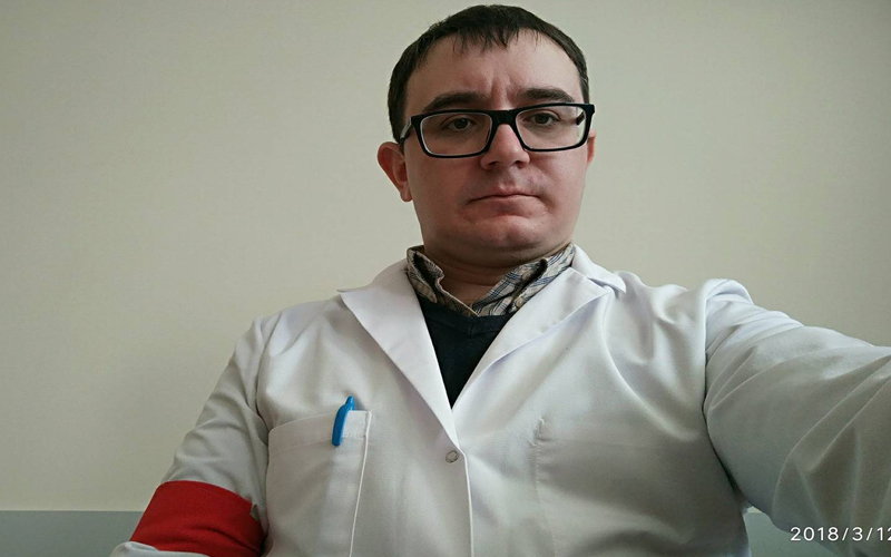 Îndemn la solidaritate în cazul doctoriței de la Spitalul Municipal nr.1, bătură de un pacient. Mai mulți doctori și-au prins banderole la braț în semn de protest față de violența împotriva lor