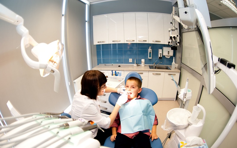 Astăzi este ziua mondială a sănătății orale. Ce spun stomatologii despre cultura moldovenilor de a se spăla pe dinți