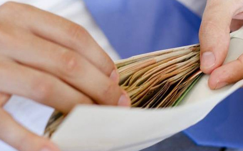 Încă un doctor reținut pentru luare de mită