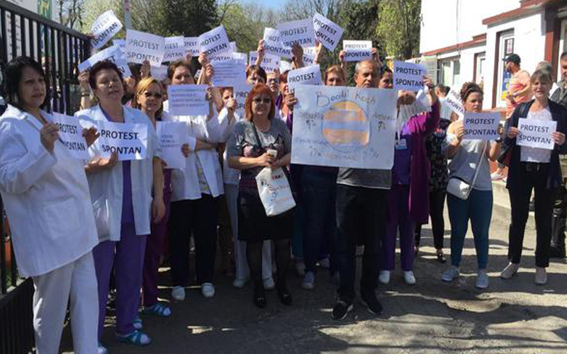 Protest spontan al medicilor de pe platforma Fundeni. Angajaţi din trei spitale, nemulțumiți de sporurile la salarii