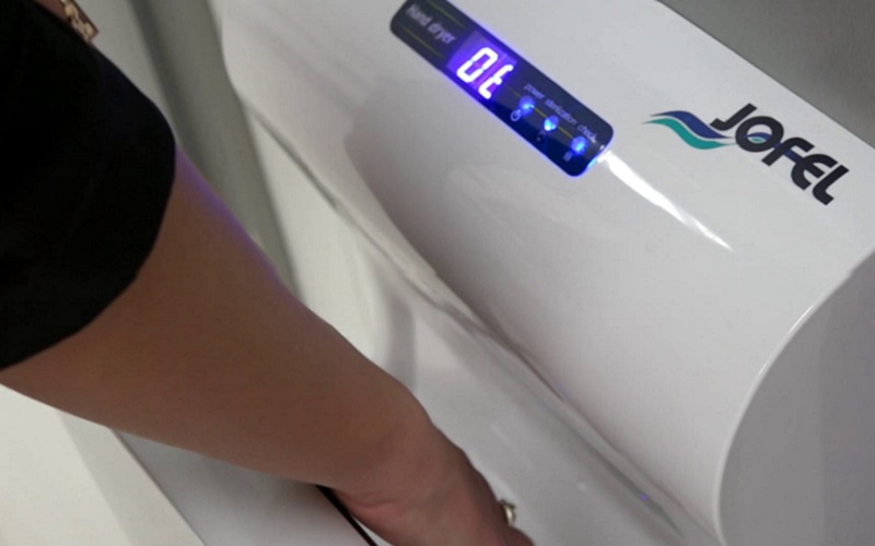 Nu folosiți niciodată uscătoare de mâini în toaletele publice