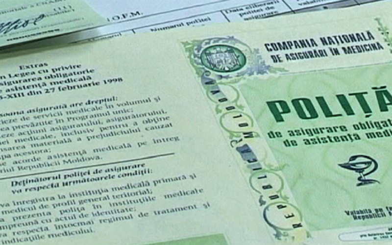 Nemulțumiți de serviciile medicale, dar cu poliță în buzunar. Numărul moldovenilor care își cumpără asigurarea obligatorie este în creștere