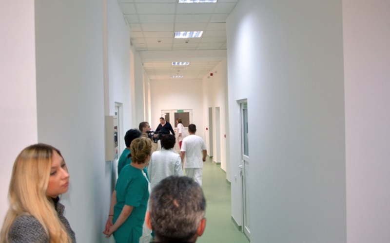 Gest impresionant: Medicii dintr-un spital au decis să doneze o sumă de bani din salariul lor pentru colegii care s-au pomenit cu lefuri mai mici