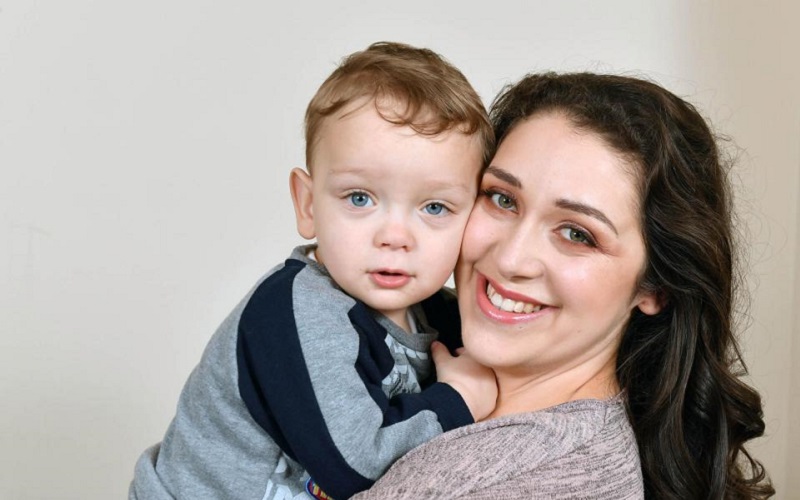 Cum a reușit o femeie să-și mențină viu bebelușul încă zece săptămâni după ce i s-au rupt apele la doar 4 luni de sarcină. „E copilul nostru, salvat cu apă”