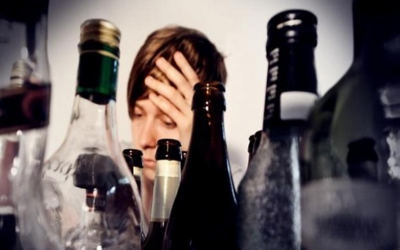 Alcoolul devine tot mai neatractiv printre tinerii din țările dezvoltate. Cât beau tinerii din Republica Moldova? 