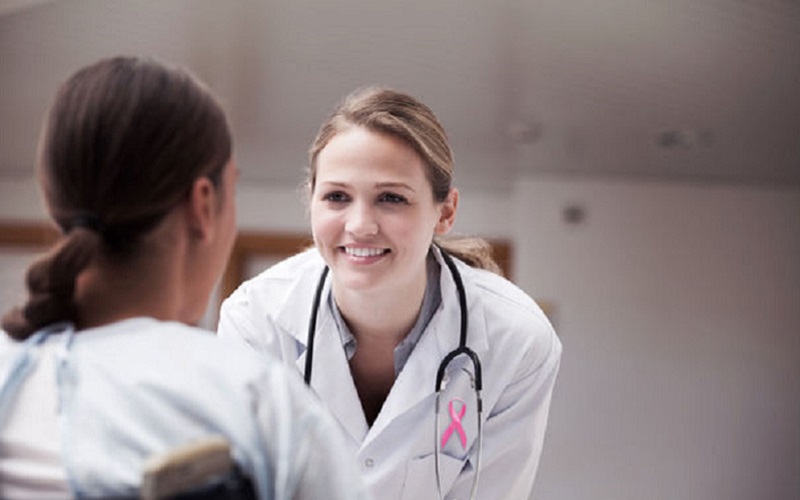 Îngrijorări privind un potențial risc de cancer, după ce substanțele chimice din cremele solare au fost găsite în țesutul mamar