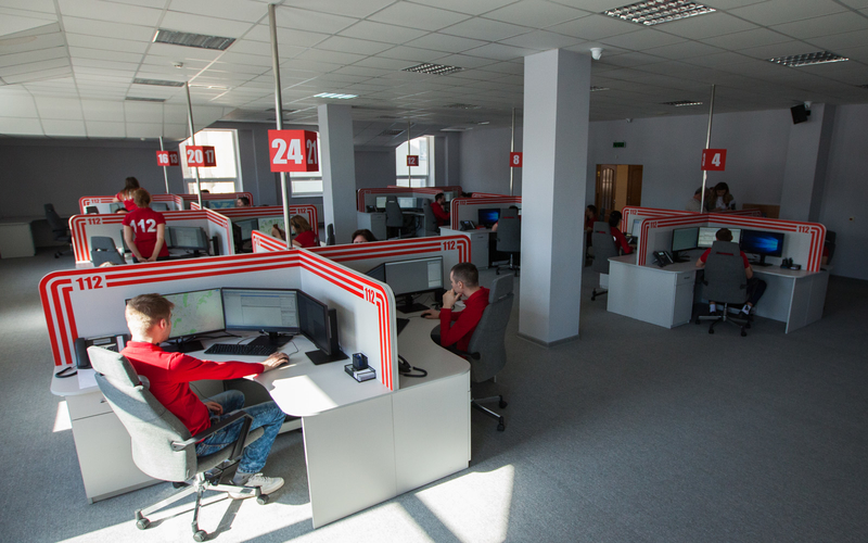 După ce o gravidă a fost trimisă la spital să nască cu taxiul, Serviciul 112 refuză să dea explicații