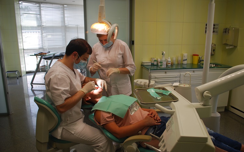 Stomatologii moldoveni vor primi diplome de absolvire, recunoscute internațional. Universitatea de Medicină a fost acreditată de Consiliul dentar din California