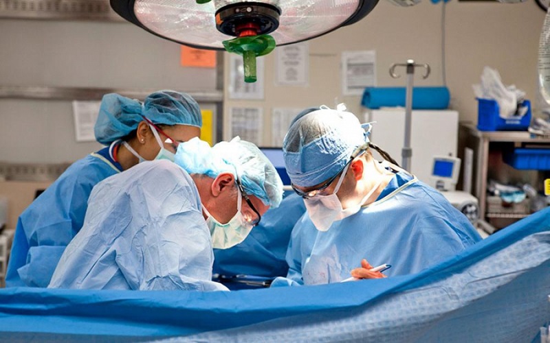 Caz emoționant. În România a fost realizat un transplant de inimă la un tânăr de 15 ani