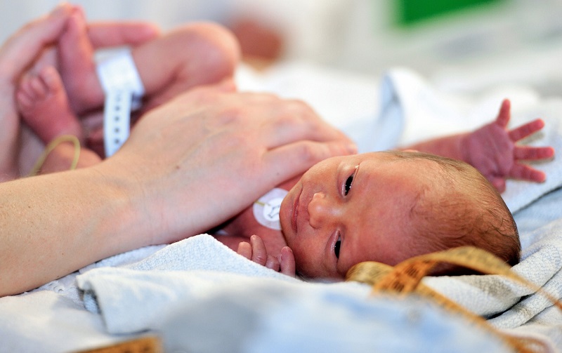 Nașterile prin cezariană au crescut dublu la nivel mondial, dar cu grave încălcări clinice și ale drepturilor omului