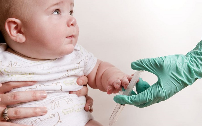 Curtea Constituțională a decis: copiii nevaccinați, cu excepția celor cu contraindicații medicale, nu pot fi admiși la școli și grădinițe, iar această prevedere corespunde Constituției