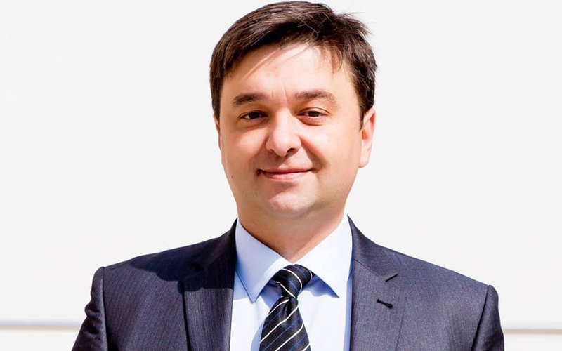 Unul dintre candidații-medici ai Partidului Democrat pentru funcția de deputat s-a retras din cursa electorală. Acesta încalcă Codul Electoral