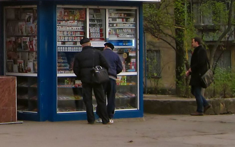 Vânzarea ilegală se rezolvă cu „binișorul” la Chișinău. Țigările sunt comercializate în continuare în sute de gherete mici, aflate lângă grădinițe, școli și spitale