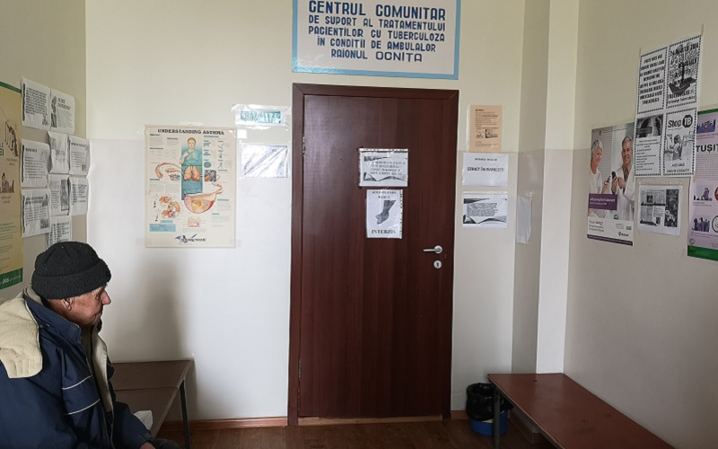Cine în Moldova îi ajută pe bolnavii de tuberculoză să se trateze până la capăt. „M-a ajutat foarte mult doamna Polina. Acum sunt om în rând cu lumea”