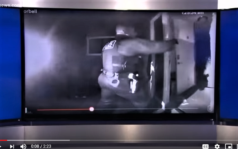 VIDEO//Momentul în care poliția din SUA descinde în forță pentru a lua un copil bolnav din familie. Părinții ar fi refuzat să-l ducă la spital 