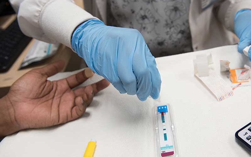 Furie și panică în Pakistan: 400 de persoane, în mare parte copii, au fost diagnosticate cu HIV, din cauza unui pediatru local care a folosit o seringă contaminată