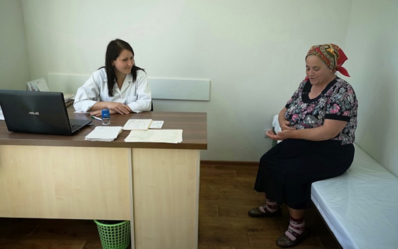 „Indiferența noastră, a tuturor, ucide”. Reportaj din satul unde un adolescent a murit, fiind tratat de râie cu o substanță necunoscută    